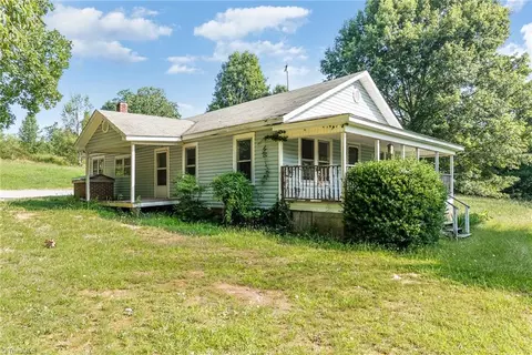 396 Little River Rd, Seagrove, NC 27341