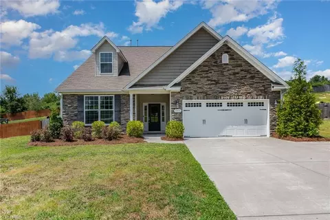201 Honey Locust Dr N, Thomasville, NC 27360