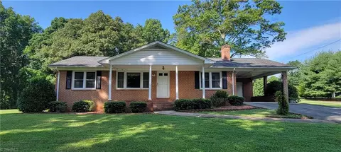 189 Forest Knoll Dr, Mount Airy, NC 27030