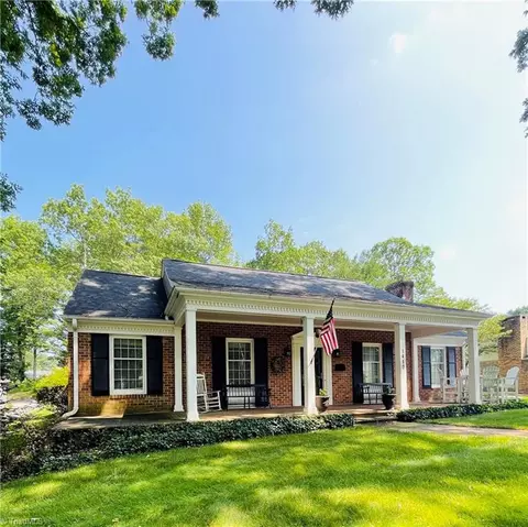 1410 Henri St, Mount Airy, NC 27030