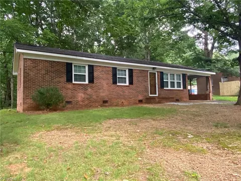 222 Sarah St, Mount Airy, NC 27030