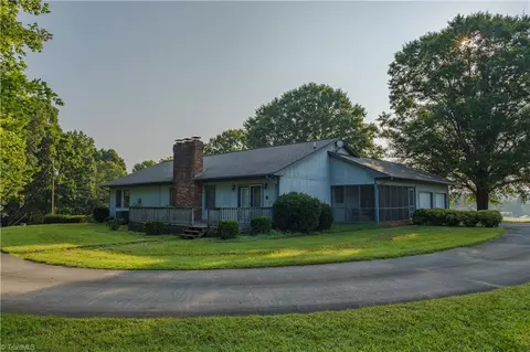 807 Peoples Creek Rd, Advance, NC 27006