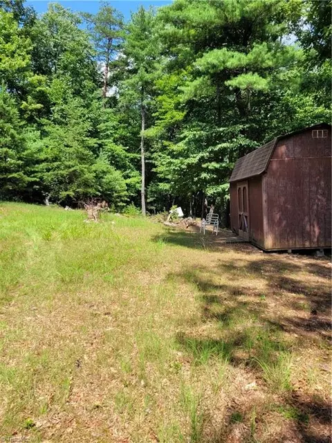 22 Wolf Pen Rd, Purlear, NC 28665