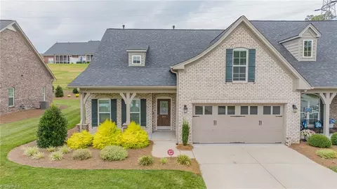 901 Plantation Village Dr, Clemmons, NC 27012