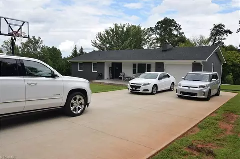 132 Knob Hill Ln, Pilot Mountain, NC 27041