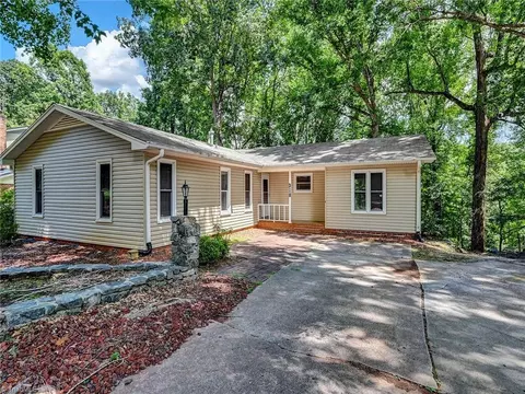 318 Foxcroft Dr, Winston Salem, NC 27103