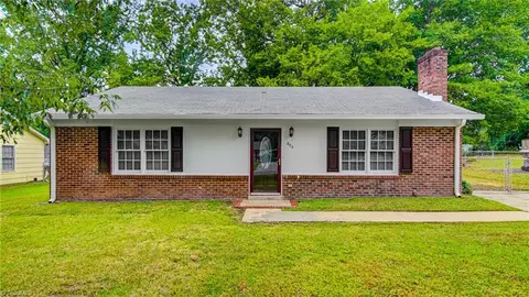 804 Pine Ridge Dr, Greensboro, NC 27406