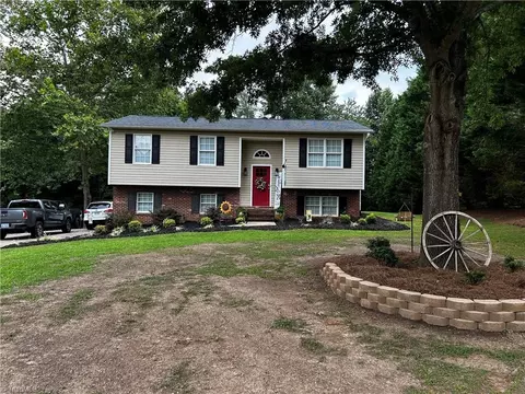 289 Woodbridge Dr, Mount Airy, NC 27030