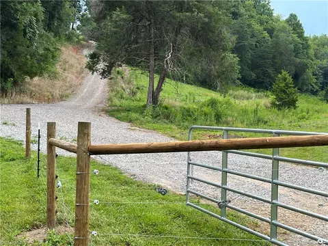 2558 Old Highway 60, Purlear, NC 28665 photo 10