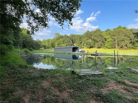 2558 Old Highway 60, Purlear, NC 28665 photo 5