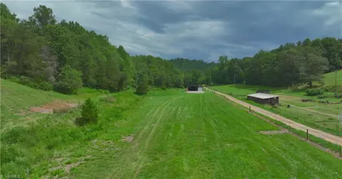 2558 Old Highway 60, Purlear, NC 28665 photo 40