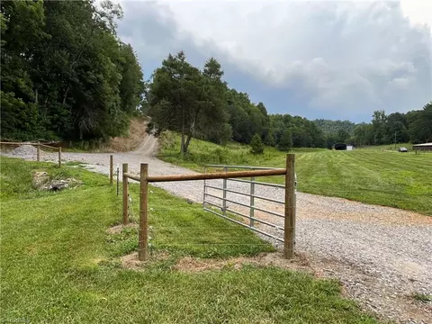 2558 Old Highway 60, Purlear, NC 28665 photo 26
