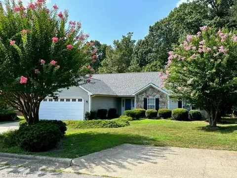6422 Highland Oak Dr, Greensboro, NC 27410