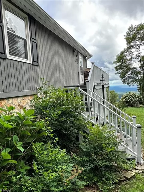 207 Yodler Way, Fancy Gap, VA 24328 photo 4