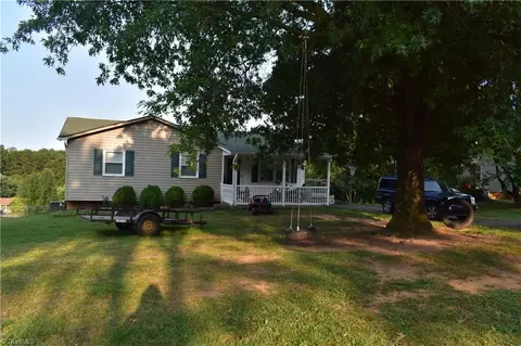 109 Maple Ridge Dr, King, NC 27021