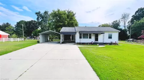 812 Graylyn Dr, High Point, NC 27263 photo 2