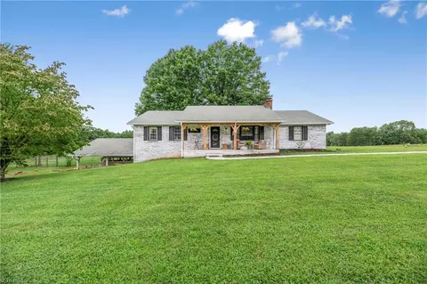 6828 Baux Mountain Rd, Germanton, NC 27019