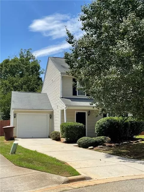 2819 Green Crest Ct, Greensboro, NC 27406