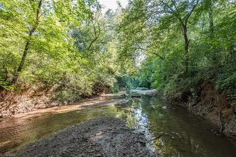 134 Deacon Ln, Pinnacle, NC 27043