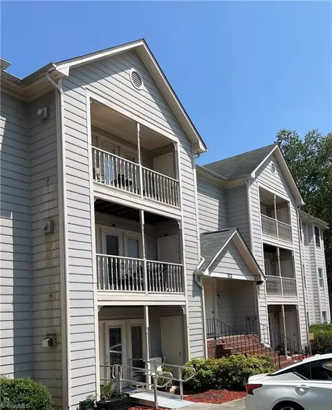 702 Glendale Dr #L, Greensboro, NC 27406
