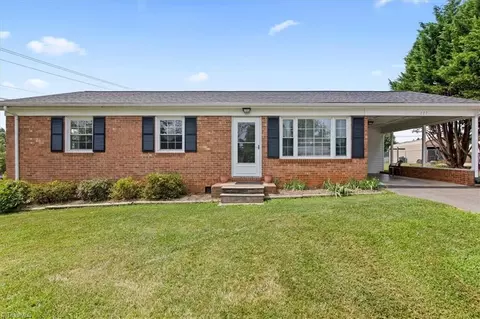111 Dalsher Ave, Pilot Mountain, NC 27041