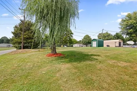 111 Dalsher Ave, Pilot Mountain, NC 27041 photo 7