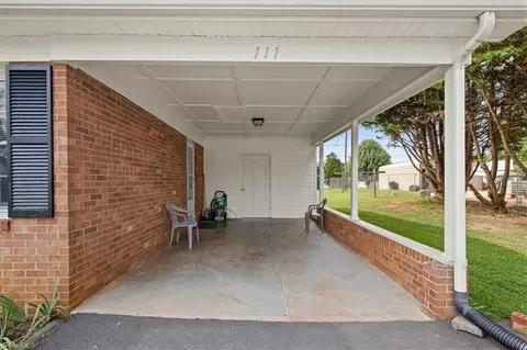 111 Dalsher Ave, Pilot Mountain, NC 27041 photo 3