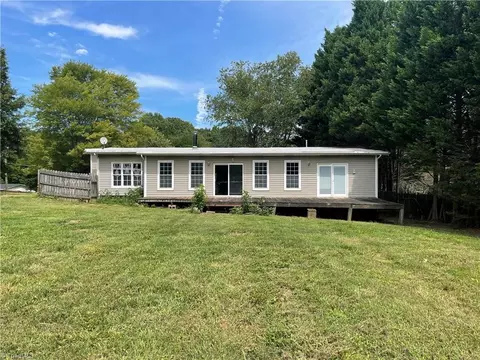 1025 Ginger Creek Cir, Pinnacle, NC 27043