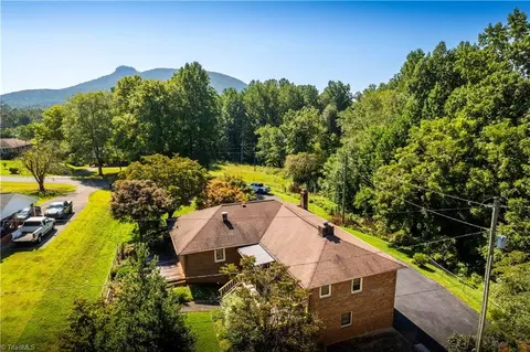 146 Kingston St S, Pinnacle, NC 27043