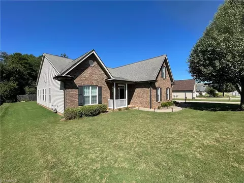 216 Pilot Bluff Dr, King, NC 27021 photo 12