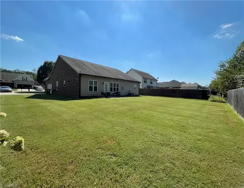 216 Pilot Bluff Dr, King, NC 27021 photo 11