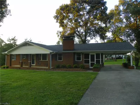 212 Oakwood Ln, Clemmons, NC 27012