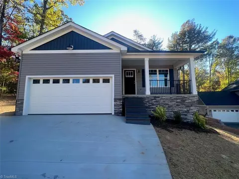 1218 NW Summerhill St, Lenoir, NC 28645