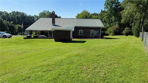 602 Roach St E, Mayodan, NC 27027 photo 8
