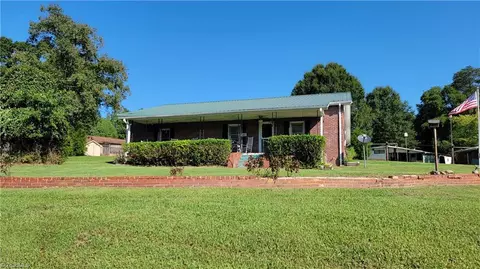602 Roach St E, Mayodan, NC 27027 photo 2