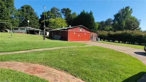 602 Roach St E, Mayodan, NC 27027 photo 4