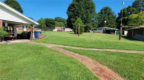 602 Roach St E, Mayodan, NC 27027 photo 3