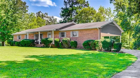 2606 Maxine Dr, High Point, NC 27265