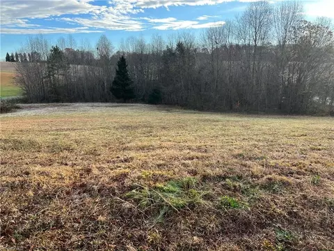 1013 Ridgeway Dr, East Bend, NC 27018