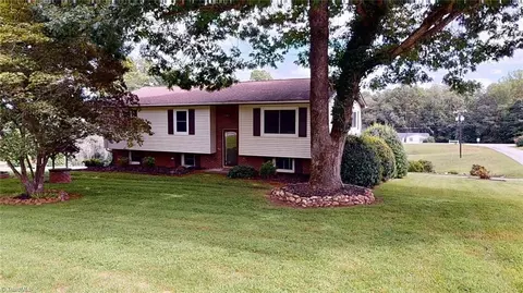 292 Forest Knoll Dr, Mount Airy, NC 27030