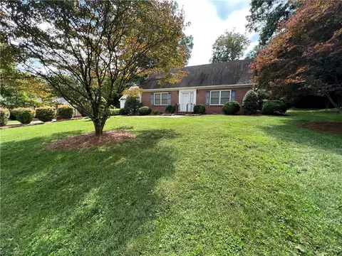 406 Spring St, King, NC 27021 photo 2