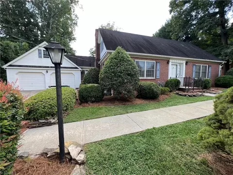 406 Spring St, King, NC 27021 photo 3