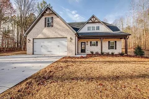 1040 Kapstone Xing, Lexington, NC 27295