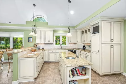 1005 Longreen Dr, Kernersville, NC 27284
