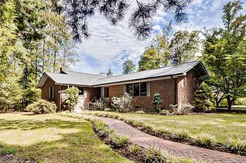 5372 Hinshaw Town Rd, Ramseur, NC 27316
