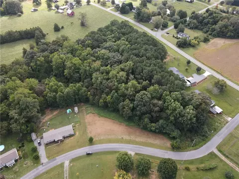 3018 Hallmark Estates Dr, Boonville, NC 27011
