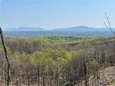 4 Howell Rd, Pilot Mountain, NC 27041