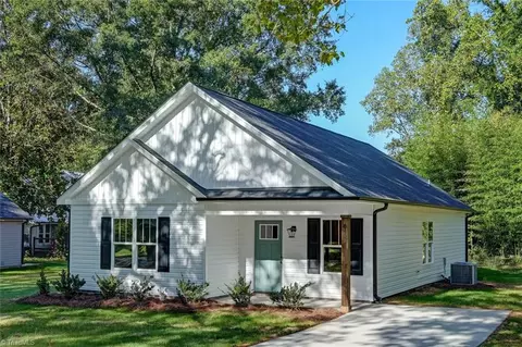840 Crescent Dr, Reidsville, NC 27320
