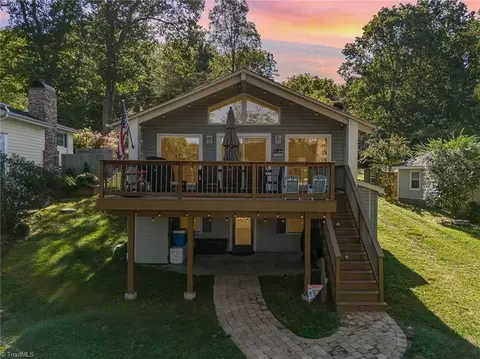 548 Lakeshore Dr, New London, NC 28127