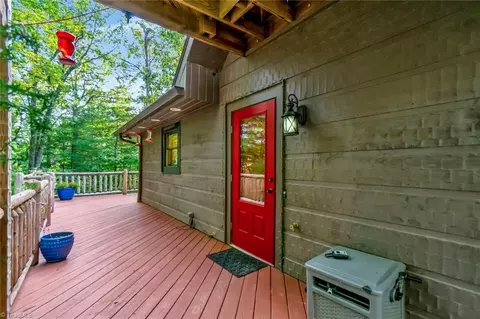 1625 Staghorn Rd, Purlear, NC 28665 photo 2